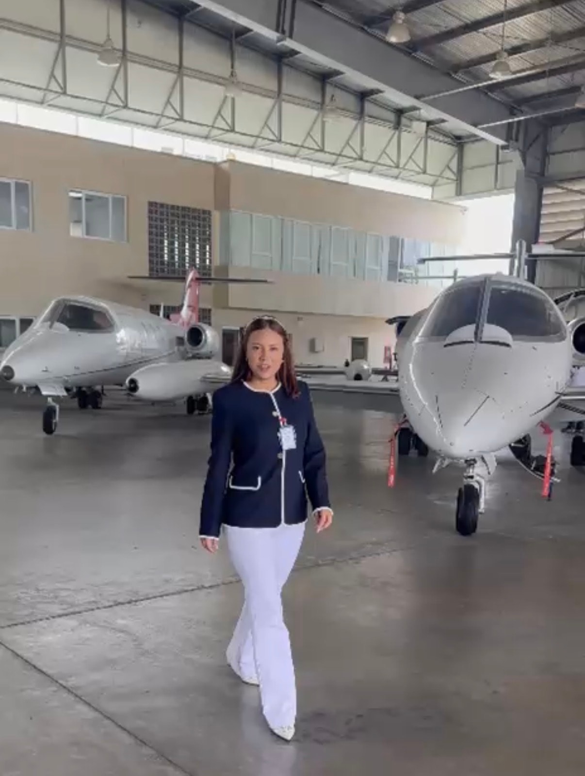 Jineska Rojas en hangar de aviación