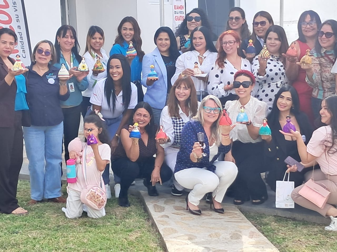 Jineska Rojas en evento con colegas