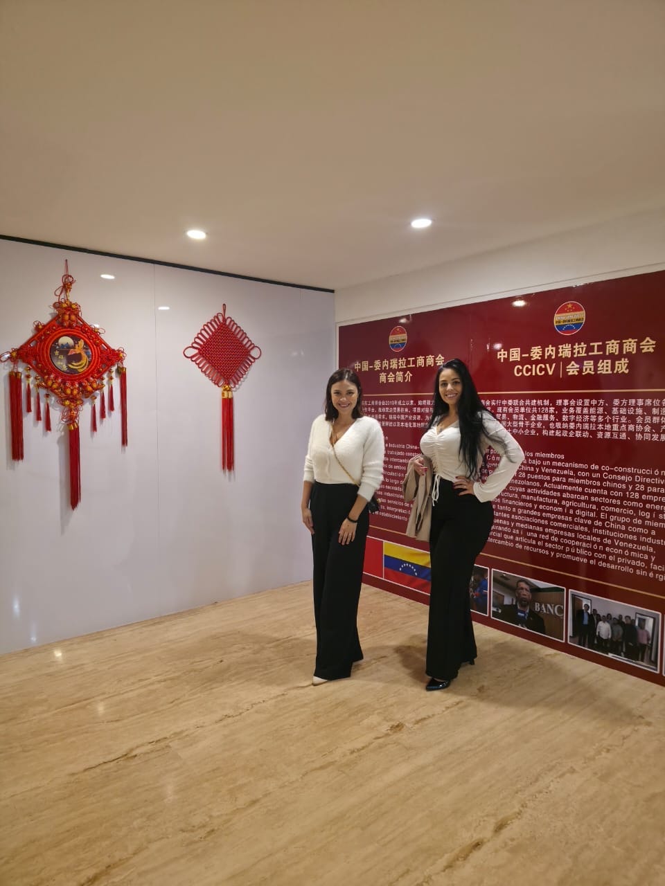 Jineska Rojas en sede de la Cámara China Venezuela